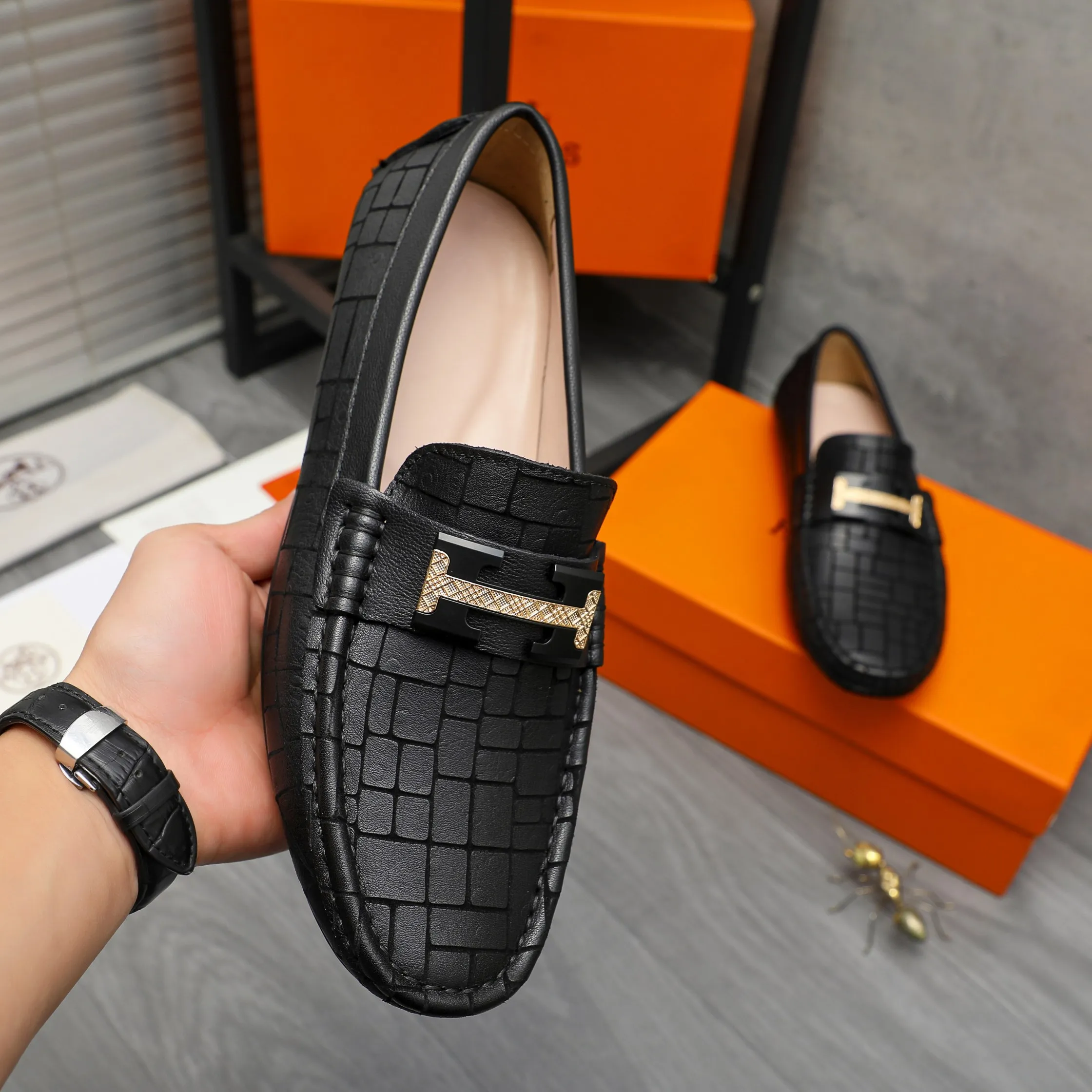 P380 Product trademark: HERMES "Hermes" casual slip-on men's shoes Regular size: 38-45 Product material: Selected embossed cowhide upper, sheepskin lining, rubber outsole